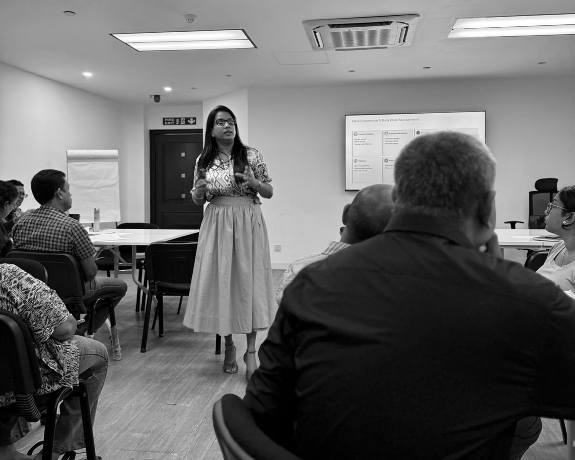 Facilitator leading a discussion on close governance