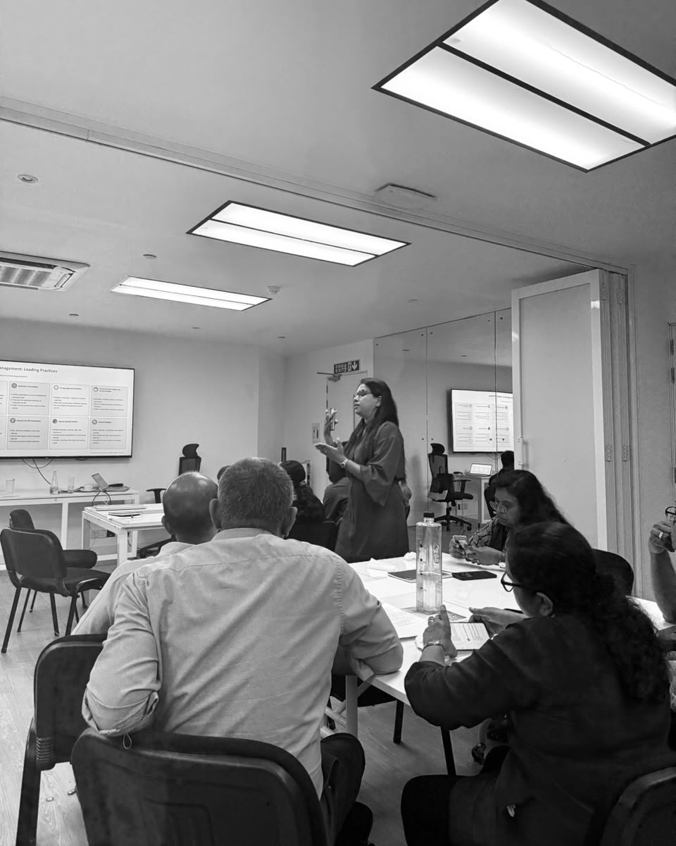 Facilitator presenting leading practices to the team